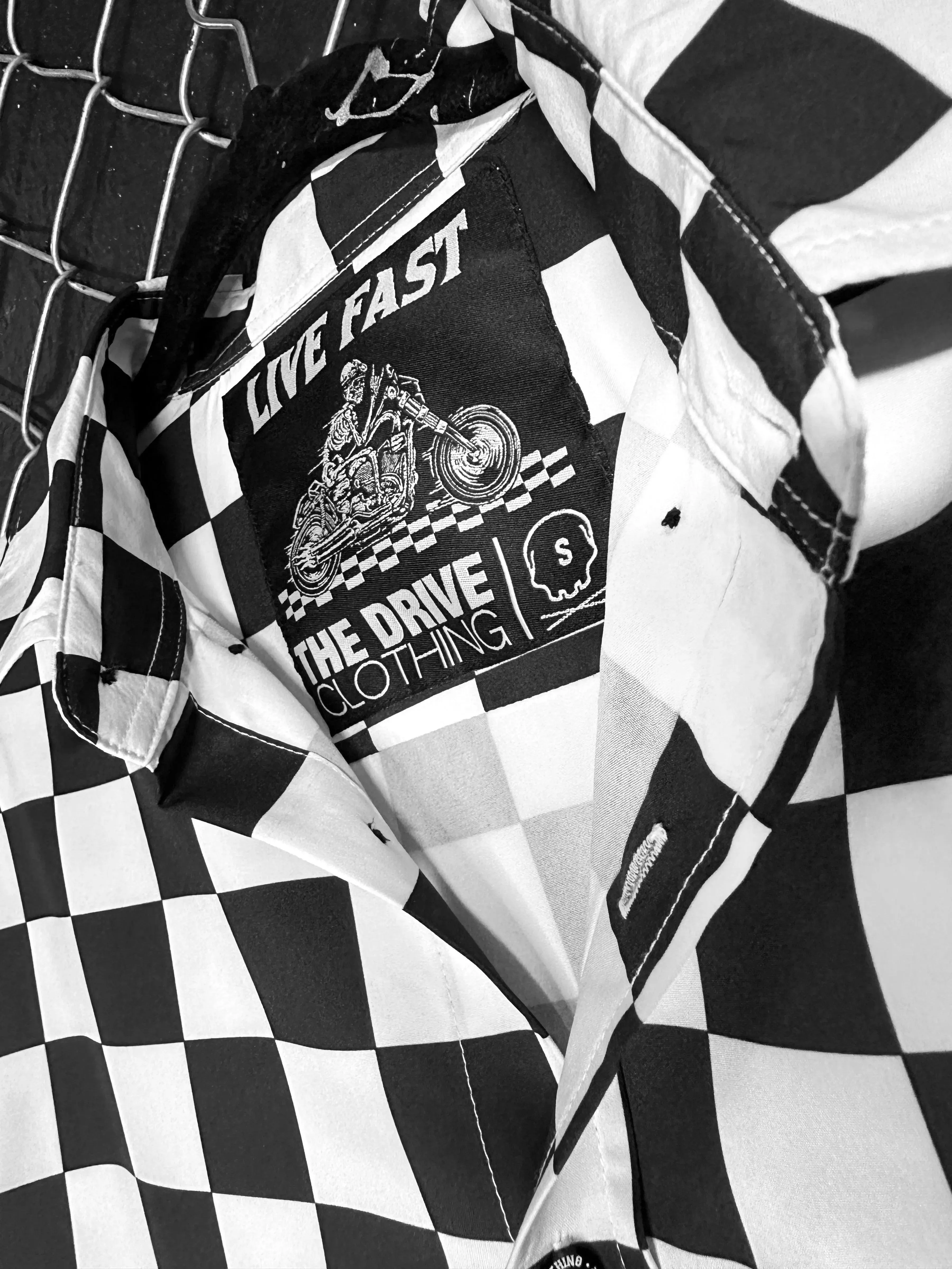 ESSENTIAL LIVE FAST BUTTON UP